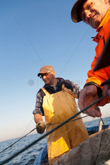 Kussfeld  Polen  kaschubische Fischer im Putziger Wiek holen die Netze ein