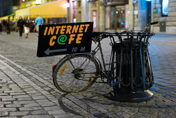 Breslau  Polen  ein Fahrrad mit Werbung fuer ein Internetcafe auf dem Marktplatz