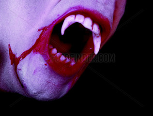 Vampir Blut Zahn Mund