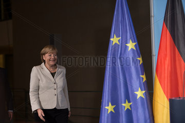 Berlin  Deutschland  Bundeskanzlerin Dr. Angela Merkel  CDU  auf dem Weg zum Pressebereich des Bundeskanzleramtes