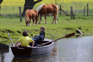 Prangendorf  Deutschland  Kinder sitzen in einem Ruderboot