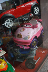 Oristano  Italien  Spielzeugautos fuer Kleinkinder in einem Schaufenster
