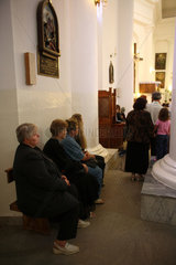 Scucyn  Weissrussland  polnische Glaeubige in einem katholischen Gottesdienst