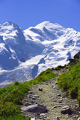 France  Haute Savoie ( 74 )  Chamonix  footpath in front of the mont Blanc mountain