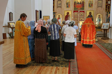 Mjadzel  Weissrussland  die Gemeinde waehrend eines russisch-orthodoxen Gottesdienstes