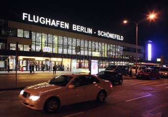 Berlin  Haupteingang des Flughafen Schoenefeld in den fruehen Morgenstunden