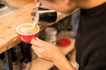 Berlin  Deutschland  Zubereitung von Kaffee im Silo Coffee in Berlin-Friedrichshain
