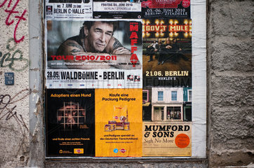 Berlin  Deutschland  Werbeplakate an einer grauen  verputzten Hauswand