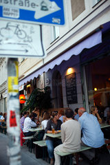 Berlin  Deutschland  Restaurantgaeste sitzen im Strassenrestaurant
