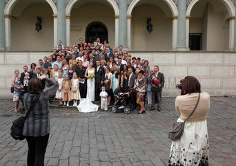 Posen  Polen  eine Hochzeitsgesellschaft am Alten Markt