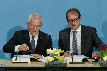 Berlin  Deutschland  Dobrindt und Grube unterzeichnen die Bahnnetz-Modernisierung