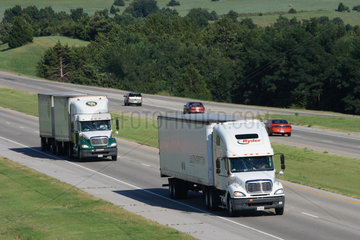 Walnut  USA  Trucks auf dem Highway im Bundesstaat Oklahoma