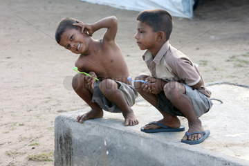 Batticaloa  Sri Lanka  zwei Jungen mit Zahnbuersten in einem Fluechtlingslager