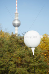 Berlin  Deutschland  Ballons der Lichtgrenze zum 25. Jahrestag des Mauerfalls und Fernsehturm