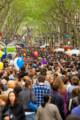 Barcelona  Spanien  Menschenmasse auf der Strasse am Sant Jordi Tag