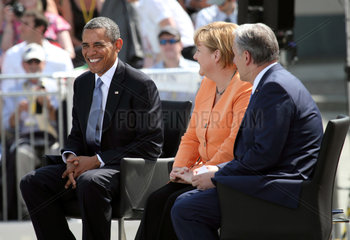 Berlin  Deutschland  Barack Obama  Angela Merkel und Klaus Wowereit am Brandenburger Tor