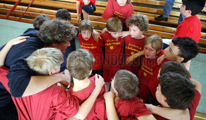 Berlin  Deutschland  Voelkerballturnier. Lehrer und Kinder besprechen die Spieltaktik