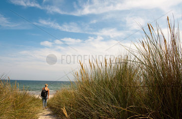 Glowe  Ruegen  Deutschland  eine Frau geht durch die Duenen zum Strand