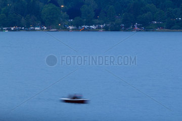 Annenheim  Oesterreich  Menschen mit einem Boot am Abend auf dem Ossiachser See