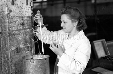 Dresden  DDR  Laborantin entnimmt Milch fuer eine Lebensmittelprobe aus einem Eimer