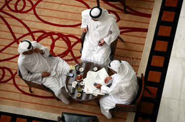 Dubai  Vereinigte Arabische Emirate  Araber sitzen in der Lobby des Emirates Towers Hotel