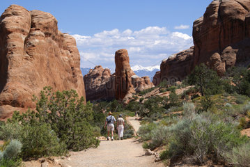 Moab  USA - Wanderer im Arches Nationalpark