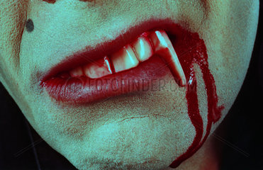 Vampir Blut Zahn Mund