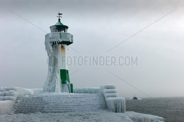 Ostseeinsel Ruegen  Mecklenburg-Vorpommern  Deutschland - Leuchtturm Sassnitz im Winter