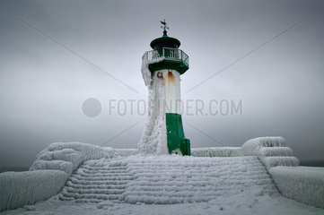 Ostseeinsel Ruegen  Mecklenburg-Vorpommern  Deutschland - Leuchtturm Sassnitz im Winter