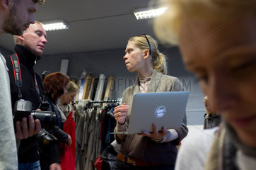 Tallinn  Estland  Modedesignerin Reet Aus beim Fotoshooting der letzten Kollektion