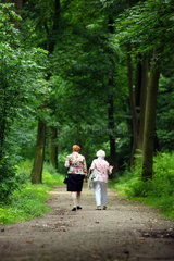 Hamburg  Deutschland  zwei aeltere Damen gehen im Park spazieren