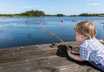 Kalmar  Schweden  Kleinkind angelt mit einer selbstgebastelten Angel