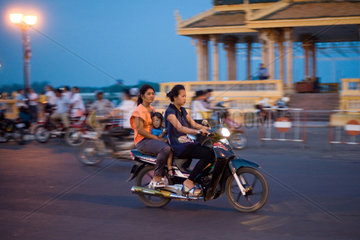 Phnom Penh  Kambodscha  zwei Frauen fahren mit einem Kind auf einem Motorrad