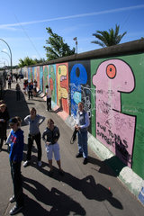 Berlin  Deutschland  Tourisen an der Beliner Mauer
