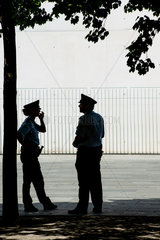 Berlin  Deutschland  Silhouetten zweier Polizisten