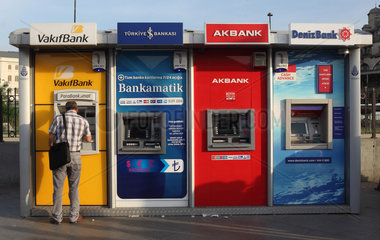 Istanbul  Tuerkei  Mann an einem Bankterminal