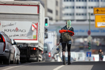 Berlin  Deutschland  Punkerin laeuft eine Strasse entlang