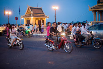 Phnom Penh  Kambodscha  Strassenszene mit Motorraedern