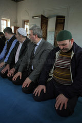 Istanbul  Tuerkei  Nachmittagsgebet in einer Moschee in Bayrampasa