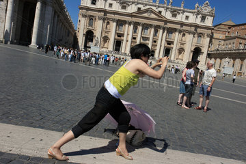 Vatikanstadt  Staat der Vatikanstadt  Touristin auf dem Petersplatz