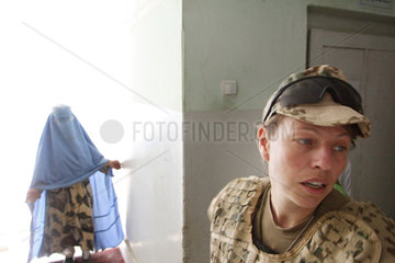 Feyzabad  Afghanistan - Bundeswehr-ISAF- Aerztin waehrend eines Besuchs im Hospital