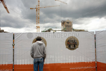 Berlin  Deutschland  Mann betrachtet die Baustelle am Tempelhofer Hafen