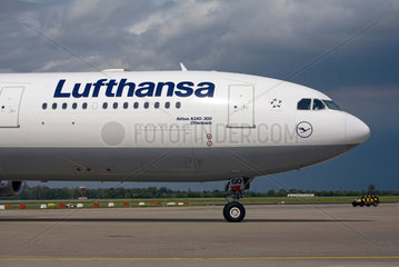 Duesseldorf  Deutschland  ein Flugzeug der Lufthansa