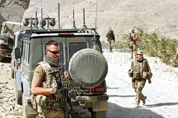 Feyzabad  Afghanistan  Bundeswehrsoldaten der ISAF-Truppe bei der Strassenkontrolle