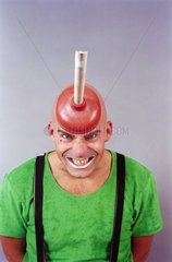 Clown mit Puempel auf dem Kopf