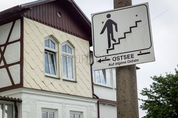Sassnitz  Deutschland  Schild mit Hinweis: Treppe an die Ostsee  auf eigene Gefahr