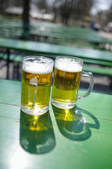 Muenchen  Deutschland  zwei Bierglaeser im Biergarten