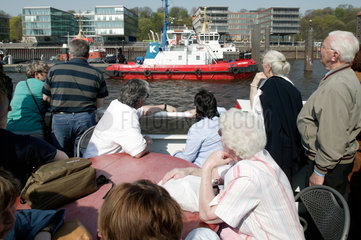 Hamburg  Deutschland  Fahrgaeste auf einem Faehrschiff
