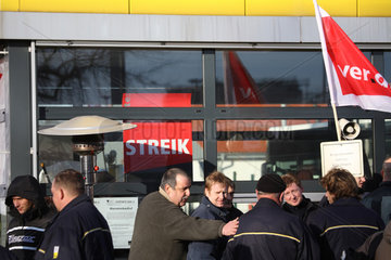 Berlin  Deutschland  Warnstreik der BVG-Angestellten
