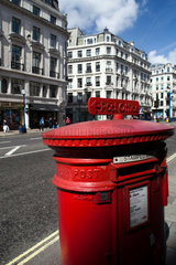London  Grossbritannien  roter Briefkasten an der Regent Street